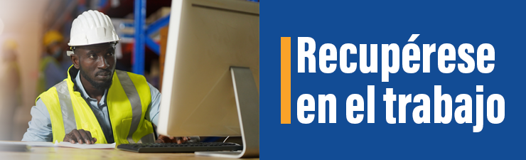 Recupérese en el trabajo - hombre con casco trabajando en un escritorio en un almacén