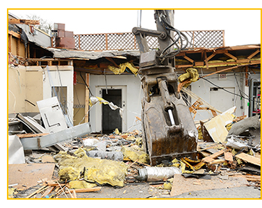 Grapple bucket removing debris