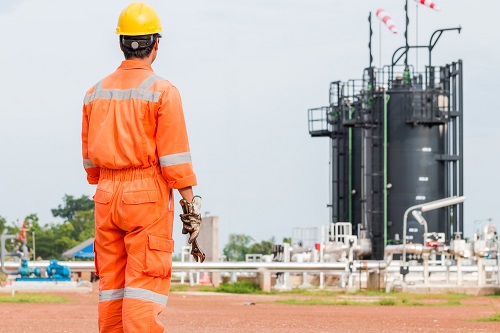 Respiratory Protection: Spotlight on the Oil and Gas Extraction Industry - worker at a refinery